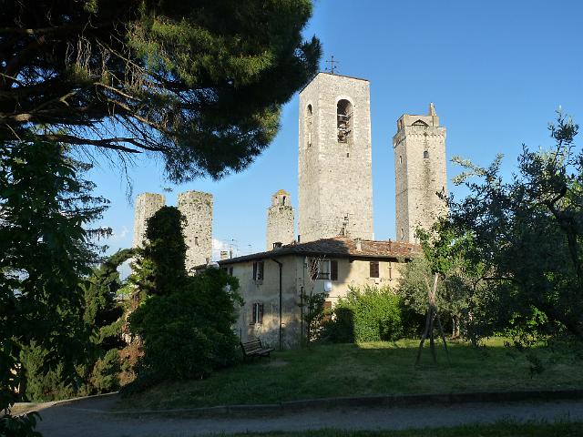 (15) San Gimignano topwers from the fortress gardens.JPG